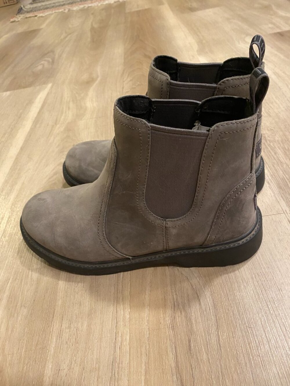 UGG Chelsea Bolden Boots Fits Women’s 5.5-6 | Kids Size 4 Taupe/Gray Like New!